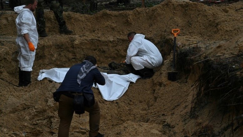 UE pede tribunal para crimes de guerra após descobertas de valas comuns na Ucrânia