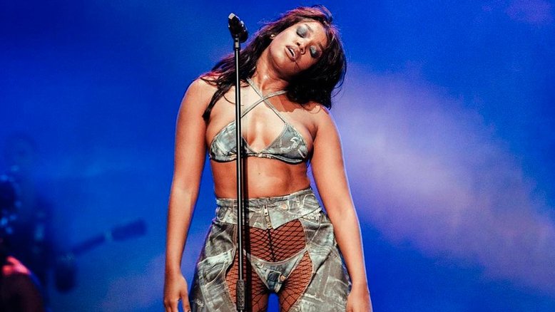 IZA causa na web, com bumbum de fora