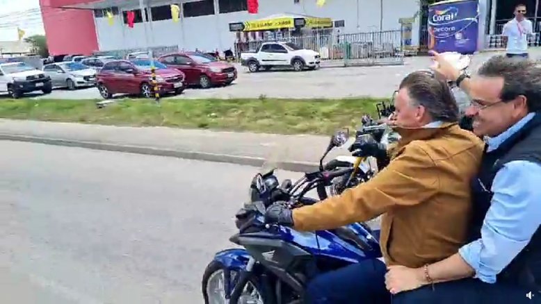 Bolsonaro faz motociata sem capacete em cidade de Lula diz que vencerá no 1º turno