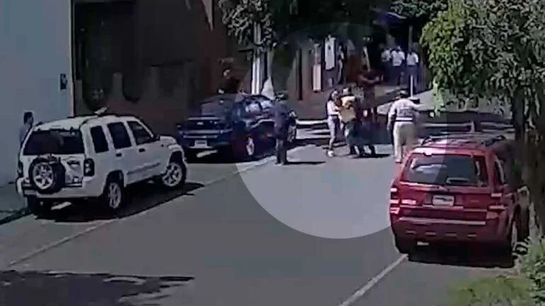 Vídeo: Ladrão é espancado pela mulher de quem ele tentou roubar laptop e celular. Foto: Reprodução