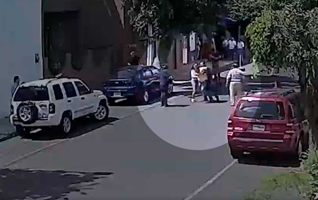 Vídeo: Ladrão é espancado pela mulher de quem ele tentou roubar laptop e celular 3 Vídeo: Ladrão é espancado pela mulher de quem ele tentou roubar laptop e celular. Foto: Reprodução