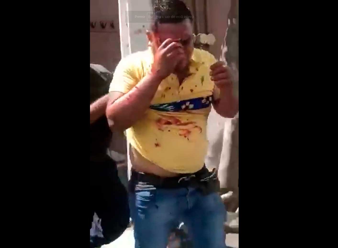 Vídeo: Ladrão é espancado pela mulher de quem ele tentou roubar laptop e celular 4 Mesmo machucado, ele escapa, mas em seguida é detido por um outro morador. Foto: Reprodução Twitte