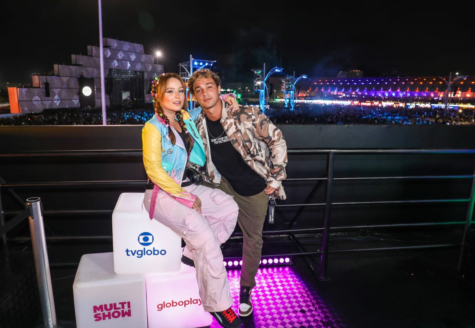 Larissa Manoela e o namorado marcam presença no Rock In Rio