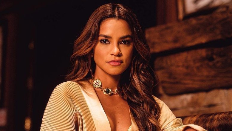 Atriz Lucy Alves destaca importância de falar sobre sua bissexualidade