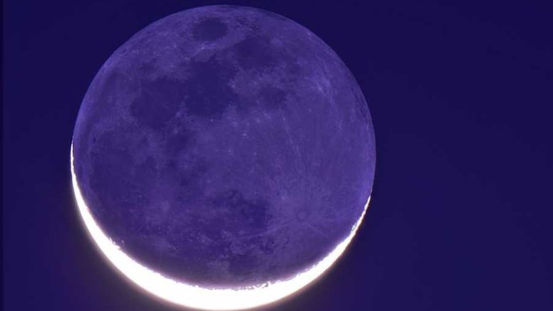 Recebe o nome de luz cinérea a luz refletida da Terra no lado noturno da Lua. Nesta imagem, feita em março de 2012, em Esfahan, no Irã, vê-se esse fenômeno. O disco iluminado pela Terra, mais escuro, está emoldurado por um crescente brilhante iluminado pelo Sol. Sabe-se que a luz cinérea acontece devido à luz solar refletida pela Terra, sendo fortemente influenciada pela cobertura de nuvens no globo terrestre