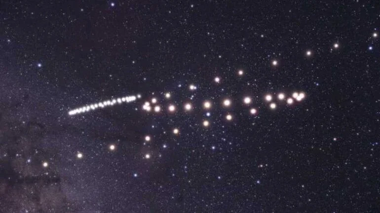Nesta imagem, vemos uma sequência de exposições com registros da posição dos planetas Marte e Saturno, de dezembro de 2015 até setembro de 2016. O movimento aparente de Saturno é visto para frente e para trás ao longo do loop achatado e compacto, enquanto Marte traça a trilha em forma de “S” mais ampla e invertida, do canto superior direito para o canto inferior esquerdo. Pode parecer, mas Marte e Saturno não invertem a direção ao longo de suas órbitas. Em vez disso, seu movimento aparente para trás - ou retrógrado - em relação às estrelas de fundo é um reflexo do movimento orbital da própria Terra. O movimento retrógrado pode ser visto cada vez que a Terra ultrapassa outros planetas que também orbitam o Sol