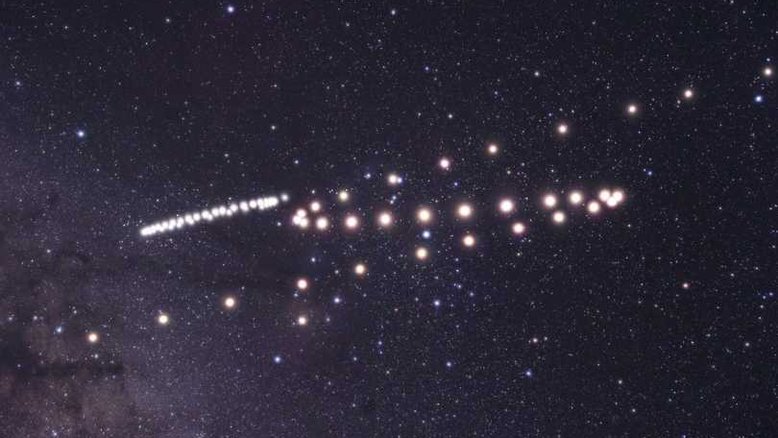 Nesta imagem, vemos uma sequência de exposições com registros da posição dos planetas Marte e Saturno, de dezembro de 2015 até setembro de 2016. O movimento aparente de Saturno é visto para frente e para trás ao longo do loop achatado e compacto, enquanto Marte traça a trilha em forma de “S” mais ampla e invertida, do canto superior direito para o canto inferior esquerdo. Pode parecer, mas Marte e Saturno não invertem a direção ao longo de suas órbitas. Em vez disso, seu movimento aparente para trás - ou retrógrado - em relação às estrelas de fundo é um reflexo do movimento orbital da própria Terra. O movimento retrógrado pode ser visto cada vez que a Terra ultrapassa outros planetas que também orbitam o Sol