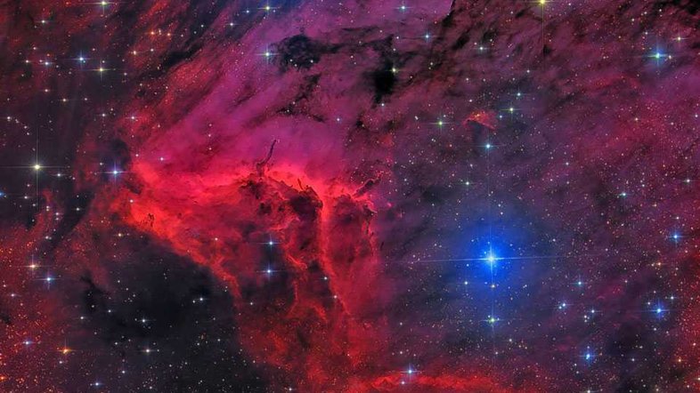 Oficialmente designada IC 5070, a Nebulosa do Pelicano se separa da Nebulosa da América do Norte (NGC 7000) por uma nuvem molecular cheia de poeira escura. Pelicano, no entanto, é particularmente interessante porque é uma mistura incomumente ativa de formação de estrelas e nuvens de gás em evolução. A imagem destaca, em vermelho, a luz emitida pelo hidrogênio interestelar. A luz ultravioleta, mais azulada, é emitida por jovens estrelas energéticas que estão transformando gás frio em quente. A fronteira conhecida como frente de ionização está visível em vermelho brilhante, no centro da imagem. IC 5070 e NGC 7000 estão localizadas em meio à Constelação do Cisne