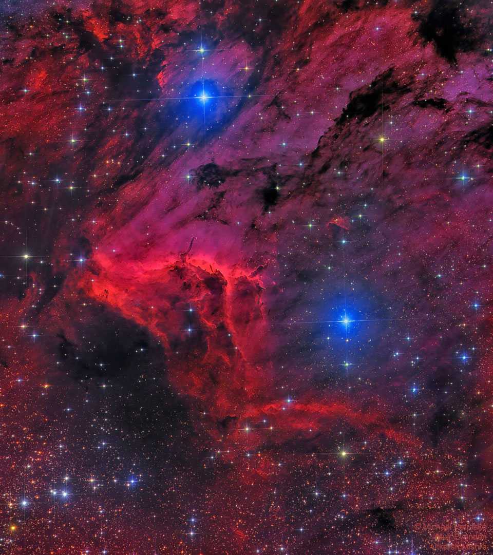 Oficialmente designada IC 5070, a Nebulosa do Pelicano se separa da Nebulosa da América do Norte (NGC 7000) por uma nuvem molecular cheia de poeira escura. Pelicano, no entanto, é particularmente interessante porque é uma mistura incomumente ativa de formação de estrelas e nuvens de gás em evolução. A imagem destaca, em vermelho, a luz emitida pelo hidrogênio interestelar. A luz ultravioleta, mais azulada, é emitida por jovens estrelas energéticas que estão transformando gás frio em quente. A fronteira conhecida como frente de ionização está visível em vermelho brilhante, no centro da imagem. IC 5070 e NGC 7000 estão localizadas em meio à Constelação do Cisne