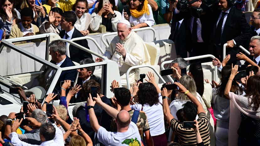 Papa beatifica João Paulo I em missa para 25 mil pessoas