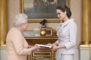 Rainha Elizabeth condecorou inúmeros artistas ao longo da vida; veja lista