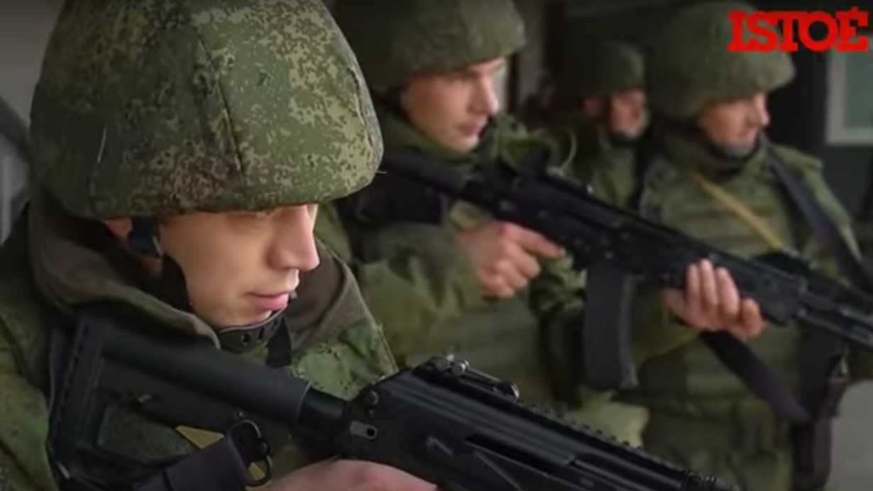 Reservistas convocados pela Rússia treinam antes de ir pra guerra