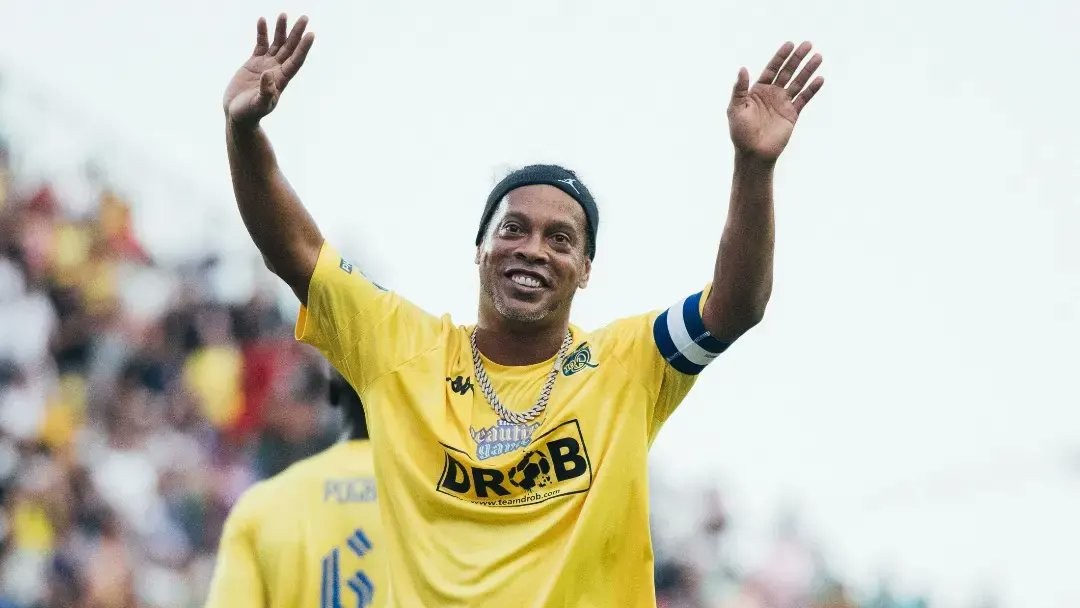 Prisão, jogos festivos e rotina nas redes: a vida de Ronaldinho pós-aposentadoria