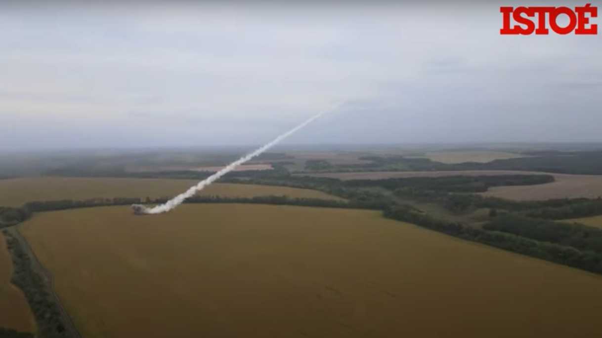 Russos demonstram sistema de lança-foguetes na Ucrânia