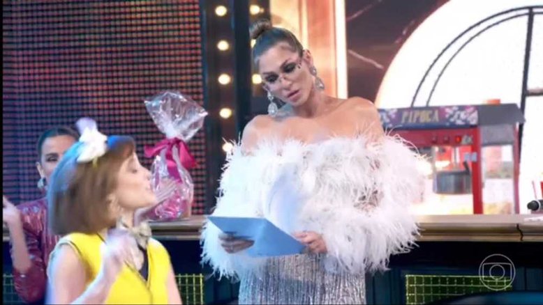 Lívia Andrade e Larissa Manoela relembram SBT no palco da Globo e web reage: 'Só falta Eliana'