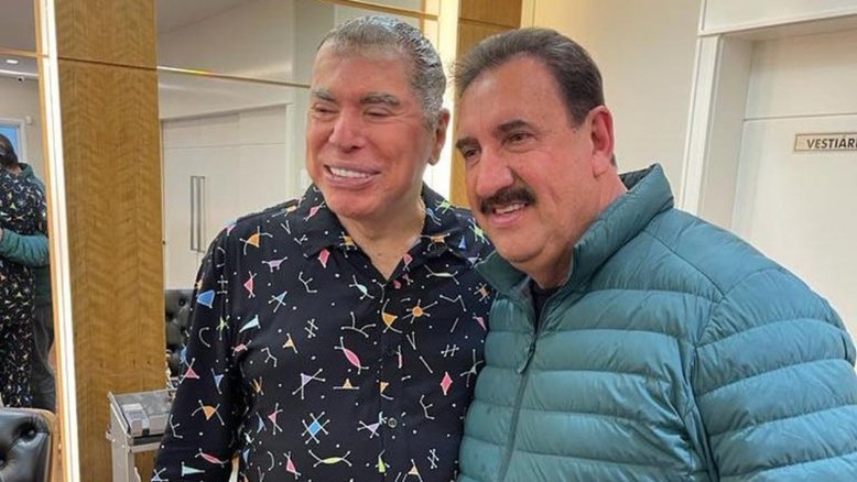 Silvio Santos aparece de pijama e tinta nos cabelos em foto inusitada com Ratinho