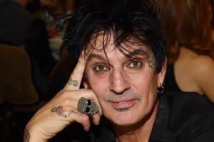 Após nude em rede social, Tommy Lee, ex de Pamela Anderson, cria perfil