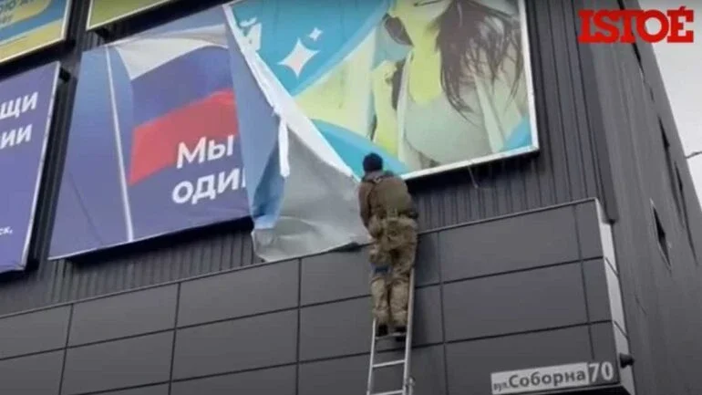 Tropas ucranianas reconquistam cidade e queimam bandeira russa