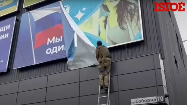 Tropas ucranianas reconquistam cidade e queimam bandeira russa