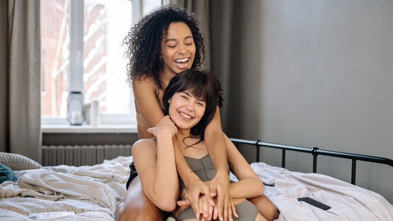 mulheres se abraçando na cama