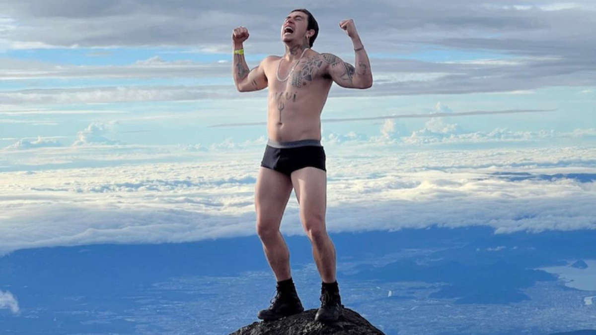 Whindersson Nunes posa de cueca no Monte Fuji, no Japão: 'Piriguete não sente frio'