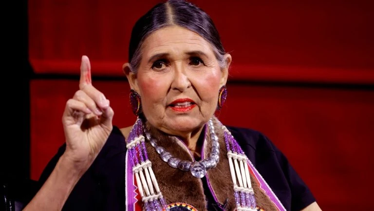 Atriz indígena que recusou o Oscar em nome de Marlon Brando morre aos 75 anos