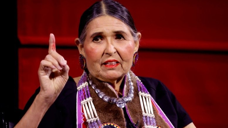 Atriz indígena que recusou o Oscar em nome de Marlon Brando morre aos 75 anos