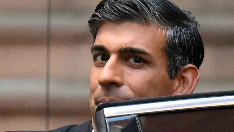 Rishi Sunak terá que levantar uma economia britânica fragilizada