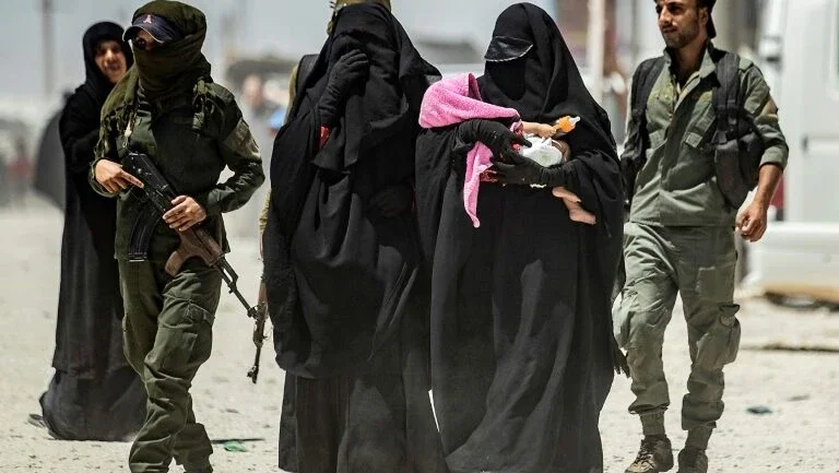 França repatria 15 mulheres e 40 crianças de campos jihadistas na Síria