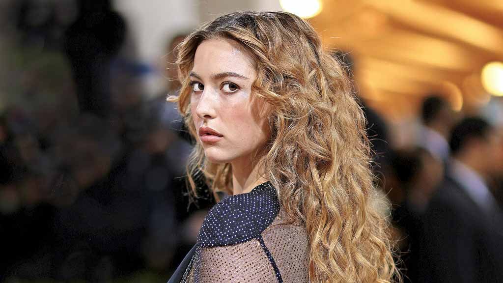 Eve Jobs, filha de Steve Jobs, aventura-se como modelo e arrasa nas passarelas