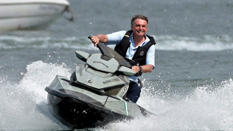 Cartão corporativo garantiu férias de Bolsonaro na praia