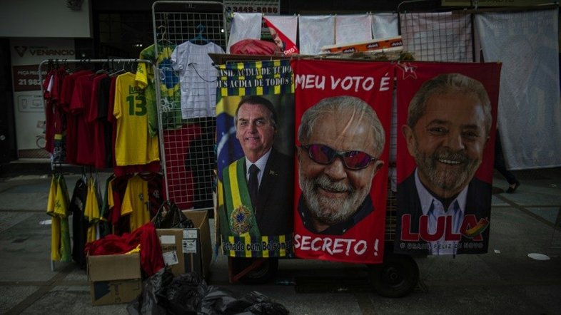 Toalhas com imagens dos candidatos à presidência Jair Bolsonaro e Luiz Inácio Lula da Silva - AFP