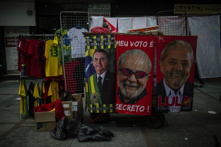 Toalhas com imagens dos candidatos à presidência Jair Bolsonaro e Luiz Inácio Lula da Silva - AFP