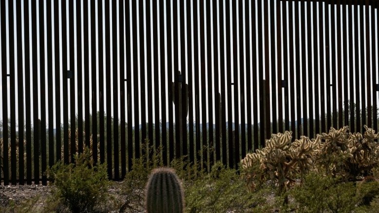 Abraços na fronteira México-EUA aliviam drama migratório