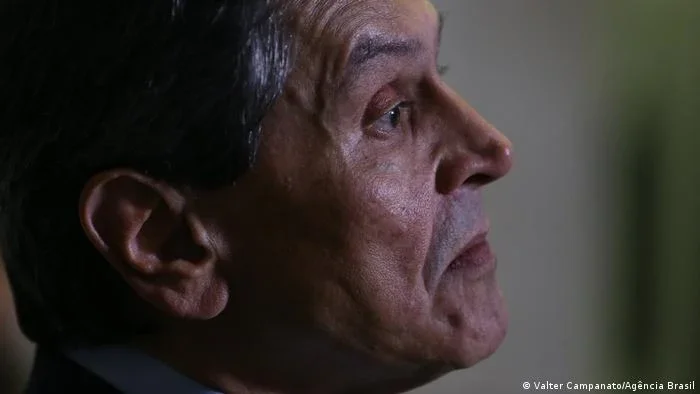 Roberto Jefferson se entrega após oito horas de cerco