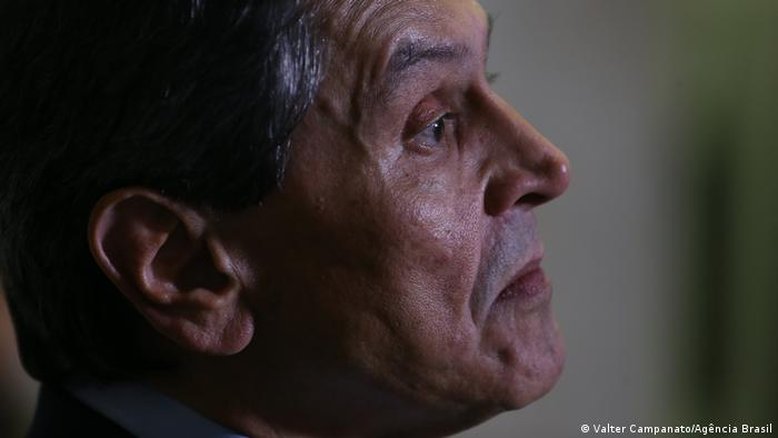 Roberto Jefferson se entrega após oito horas de cerco