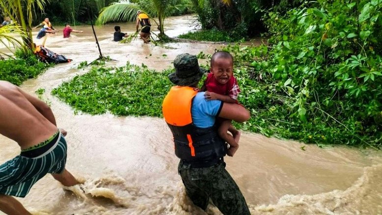 Tempestade tropical Nalgae atinge Filipinas e deixa pelo menos 45 mortos