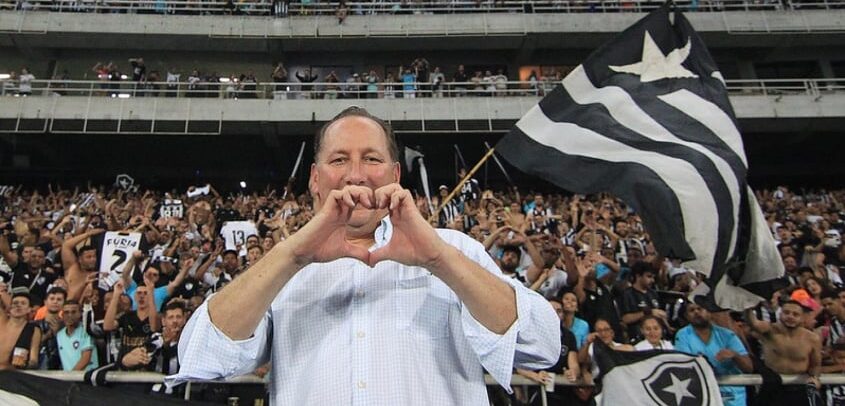 Textor anuncia treino aberto do Botafogo e pede apoio: 'Parece que o mundo está contra a gente'
