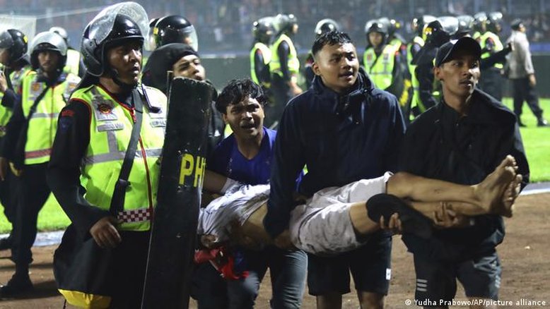 Tumulto em jogo de futebol deixa 174 mortos na Indonésia