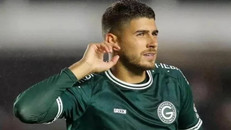 com a camisa do Goiás (Foto: Instagram/Pedro Raul)