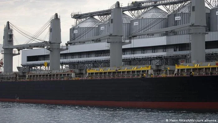 Rússia suspende participação no acordo para escoar grãos ucranianos