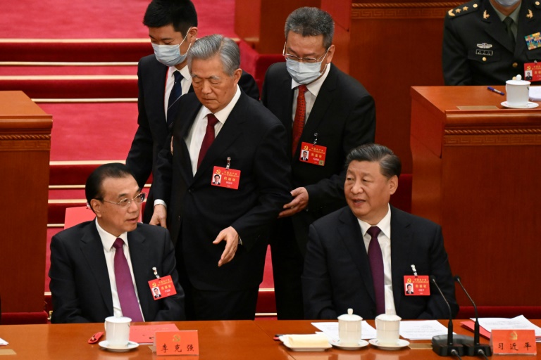 Ex-presidente Hu Jintao escoltado para fora do Congresso do Partido Comunista da China