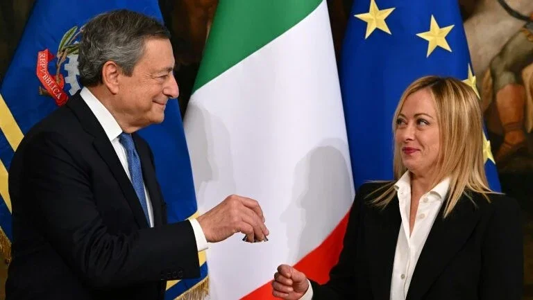 Giorgia Meloni, primeira mulher a governar a Itáia, assume oficialmente o cargo