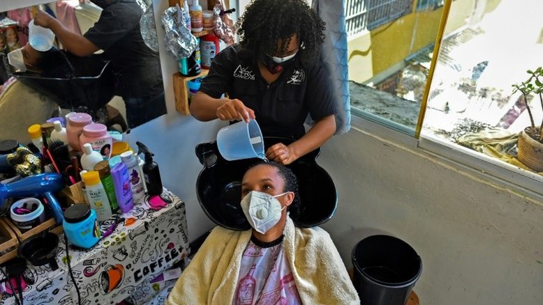 Sobrevivente de câncer nos EUA processa L'Oréal por alisantes de cabelo