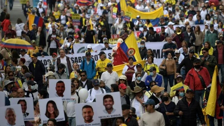 Milhares de colombianos vão às ruas contra projeto de reforma tributária
