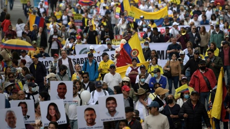 Milhares de colombianos vão às ruas contra projeto de reforma tributária