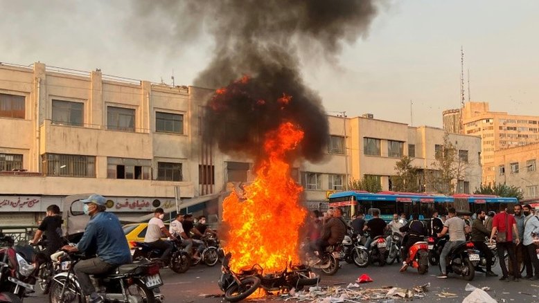 'Brutal' repressão dos protestos alimenta novas manifestações no Irã