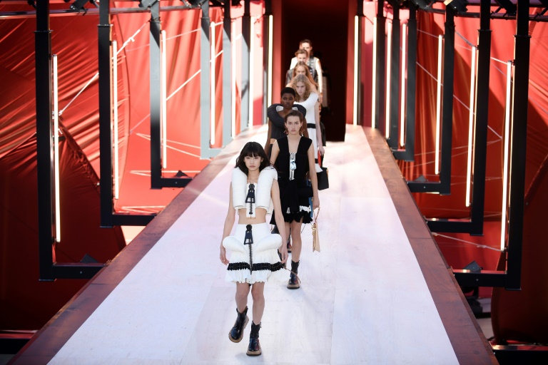 Ao vivo de Paris, vamos ver o desfile da Louis Vuitton para a