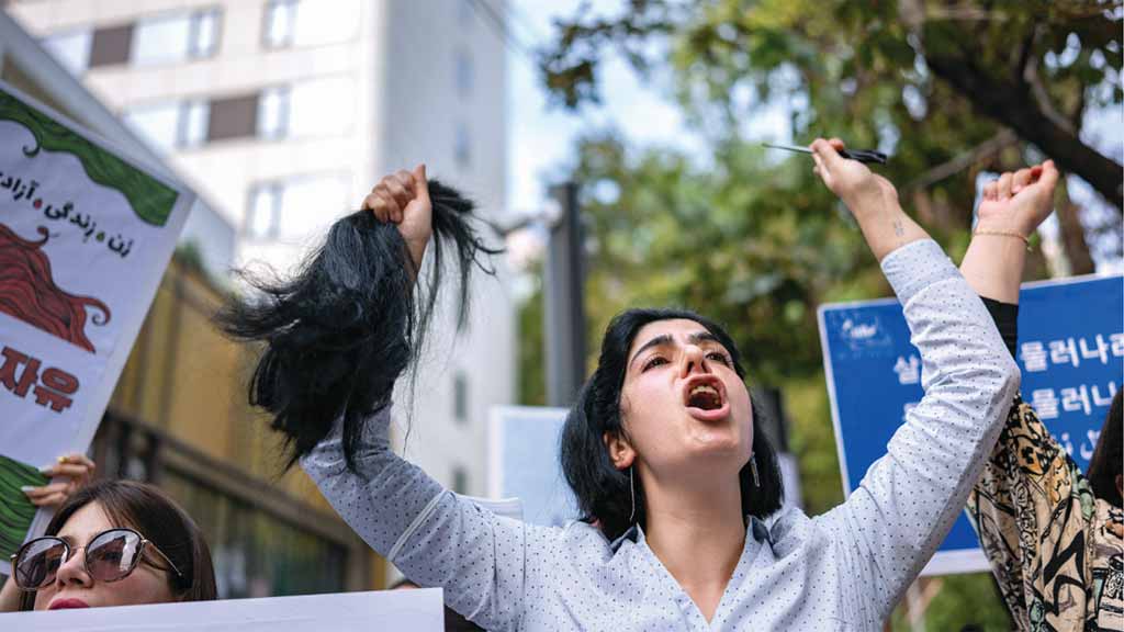 Artistas do mundo inteiro cortam o cabelo em apoio às mulheres iranianas