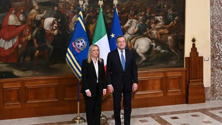 Giorgia Meloni, primeira mulher a governar a Itália, assume oficialmente o poder